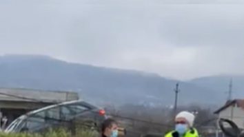 Un șofer cu permisul suspendat a lăsat fără curent o întreagă localitate după ce s-a izbit cu mașina într-un stâlp.VIDEO