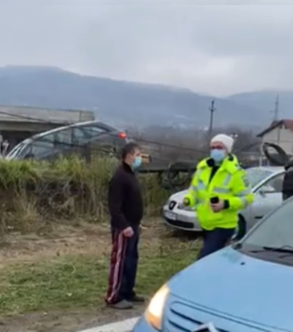 Un șofer cu permisul suspendat a lăsat fără curent o întreagă localitate după ce s-a izbit cu mașina într-un stâlp.VIDEO