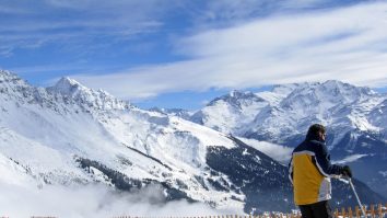 200 de turiști britanici au fugit din carantină dintr-o stațiune de schi elvețiană