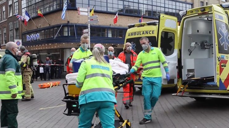 VIDEO Atac cu cuțitul într-un magazin din Haga, care a fost apoi incendiat. Agresorul a rănit două persoane și este căutat de poliție