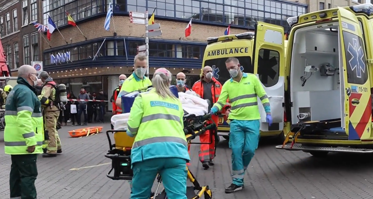 VIDEO Atac cu cuțitul într-un magazin din Haga, care a fost apoi incendiat. Agresorul a rănit două persoane și este căutat de poliție