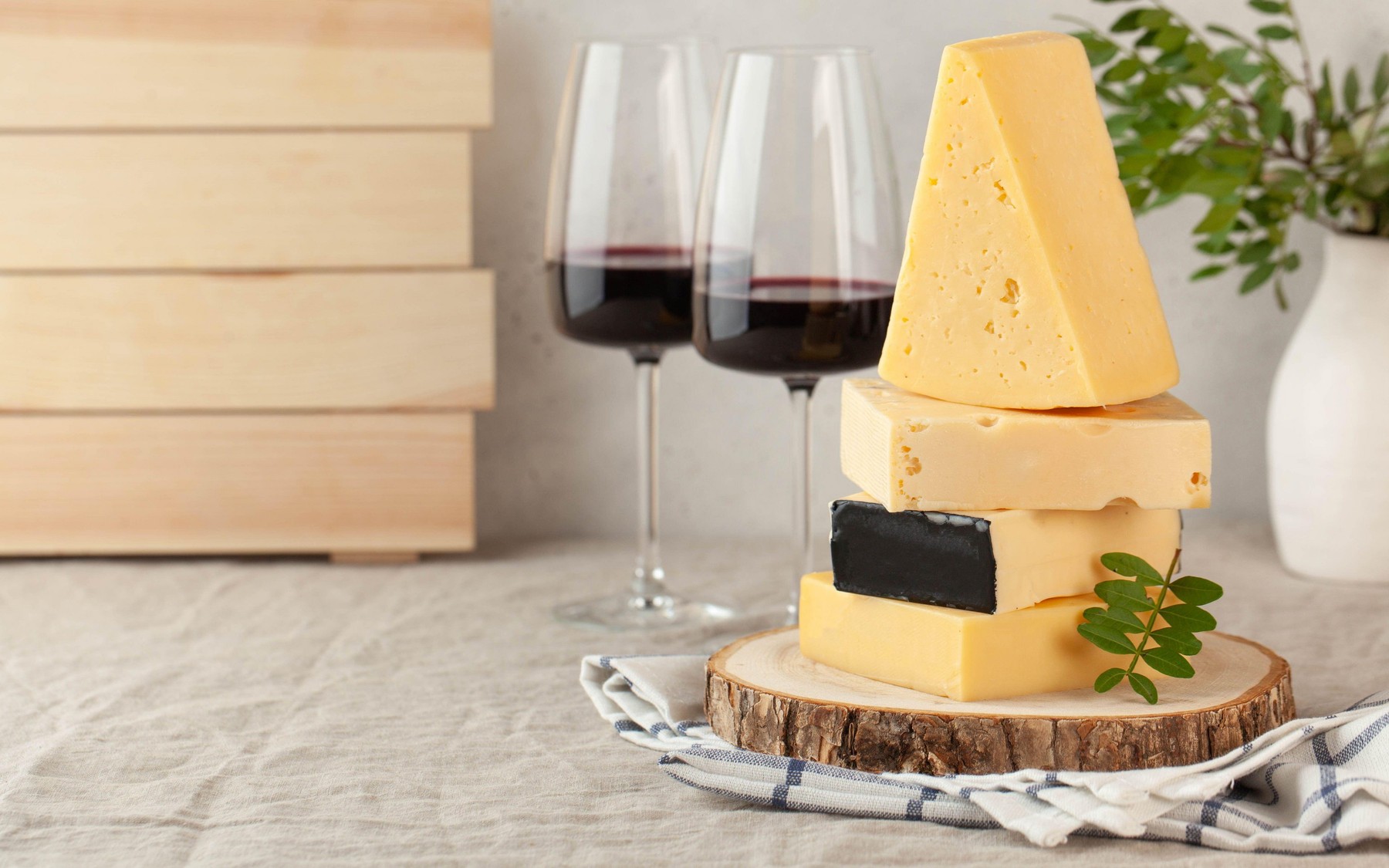 Un studiu arată că brânza și vinul roșu ajută funcția cognitivă pe termen lung. Ce alte beneficii pentru sănătate au