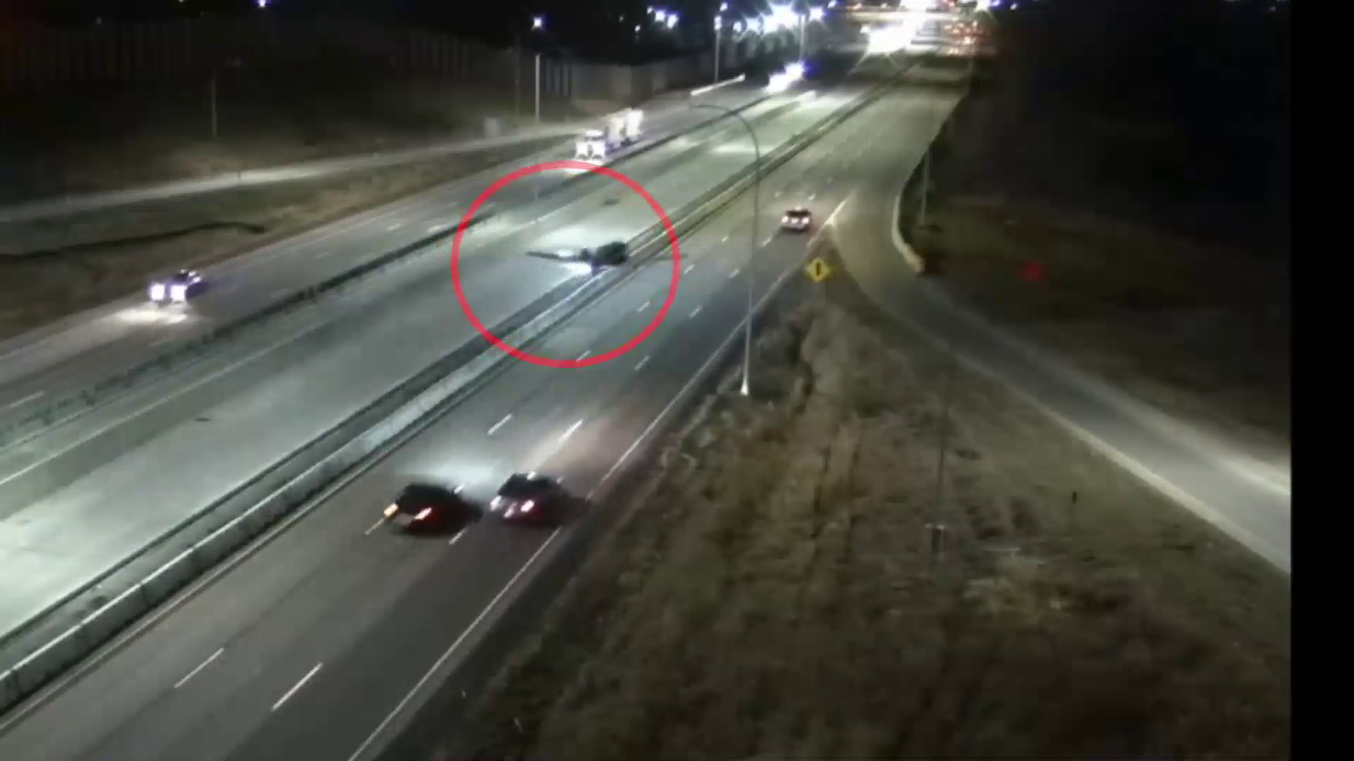 Accident bizar în trafic: o mașină a fost lovită de un avion pe autostradă