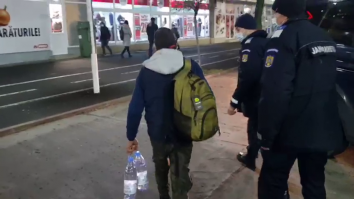 Un bărbat, care trebuia să fie în carantină în Satu Mare, prins la băut în Arad. Le-a spus jandarmilor că nu crede în Covid