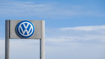 Volkswagen, acuzată că ar fi încălcat brevetele Jaguar Land Rover