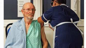 William Shakespeare, a doua persoană din lume care primește vaccinul Pfizer