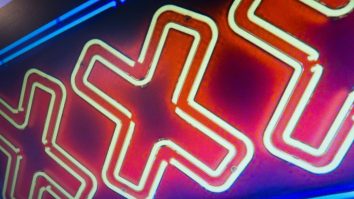 Un bărbat de 42 de ani poate cere legal despăgubiri părinților pentru că i-au distrus colecția de materiale pornografice