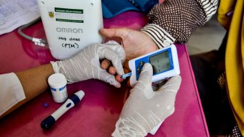 Nivelul ridicat de zahăr în sânge, asociat cu o evoluție severă a Covid-19. Explicația medicului