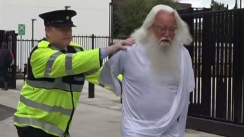 Televiziunea națională din Irlanda și-a cerut scuze după ce l-a înfățișat pe Dumnezeu ca violator