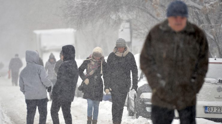 Ploi, lapoviță și ninsoare în cea mai mare parte a țării. Cod galben de viscol în 10 județe