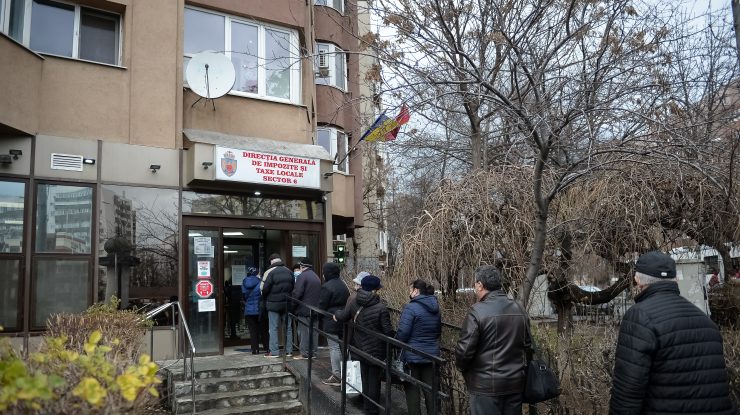 GALERIE FOTO. Cozi la taxe și impozite. Românii se înghesuie la început de an să-și plătească dările