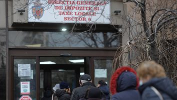 Pandemia te-a sărăcit în drepturi. Avocatul Poporului: „Cum nu eşti de acord cu retorica oficială, cum eşti suspendat”