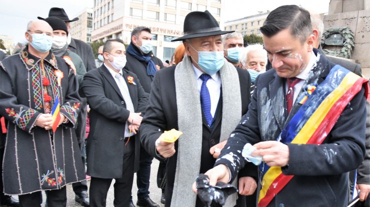 Primarul Mihai Chirica a fost atacat cu iaurt, la Iași. Printre participanții la eveniment s-a aflat și Diana Șoșoacă