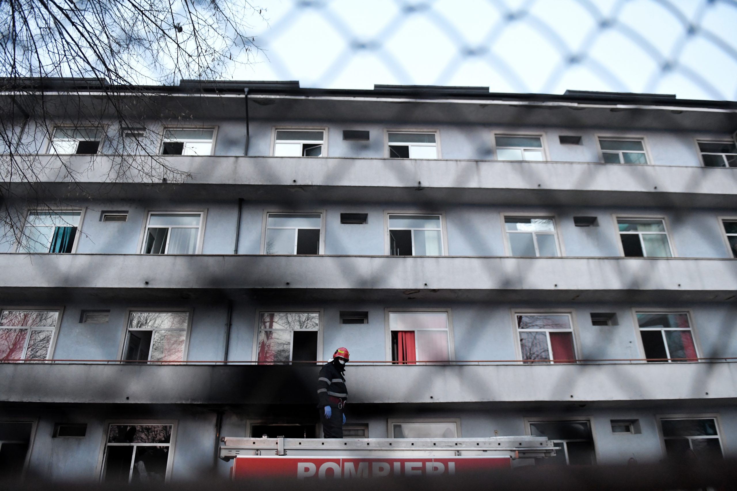 Nouă dintre pacienţii transferaţi după incendiul de la „Matei Balş”, în continuare în stare gravă