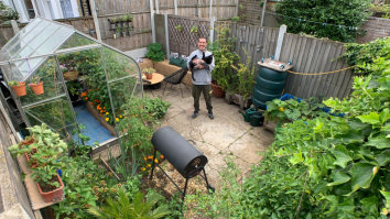 Un britanic nu a mai cumpărat mâncare de la supermarket de 9 luni. Crește în casă și grădină 30 de soiuri de legume și fructe