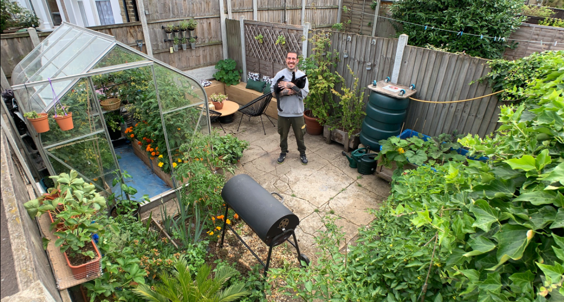 Un britanic nu a mai cumpărat mâncare de la supermarket de 9 luni. Crește în casă și grădină 30 de soiuri de legume și fructe