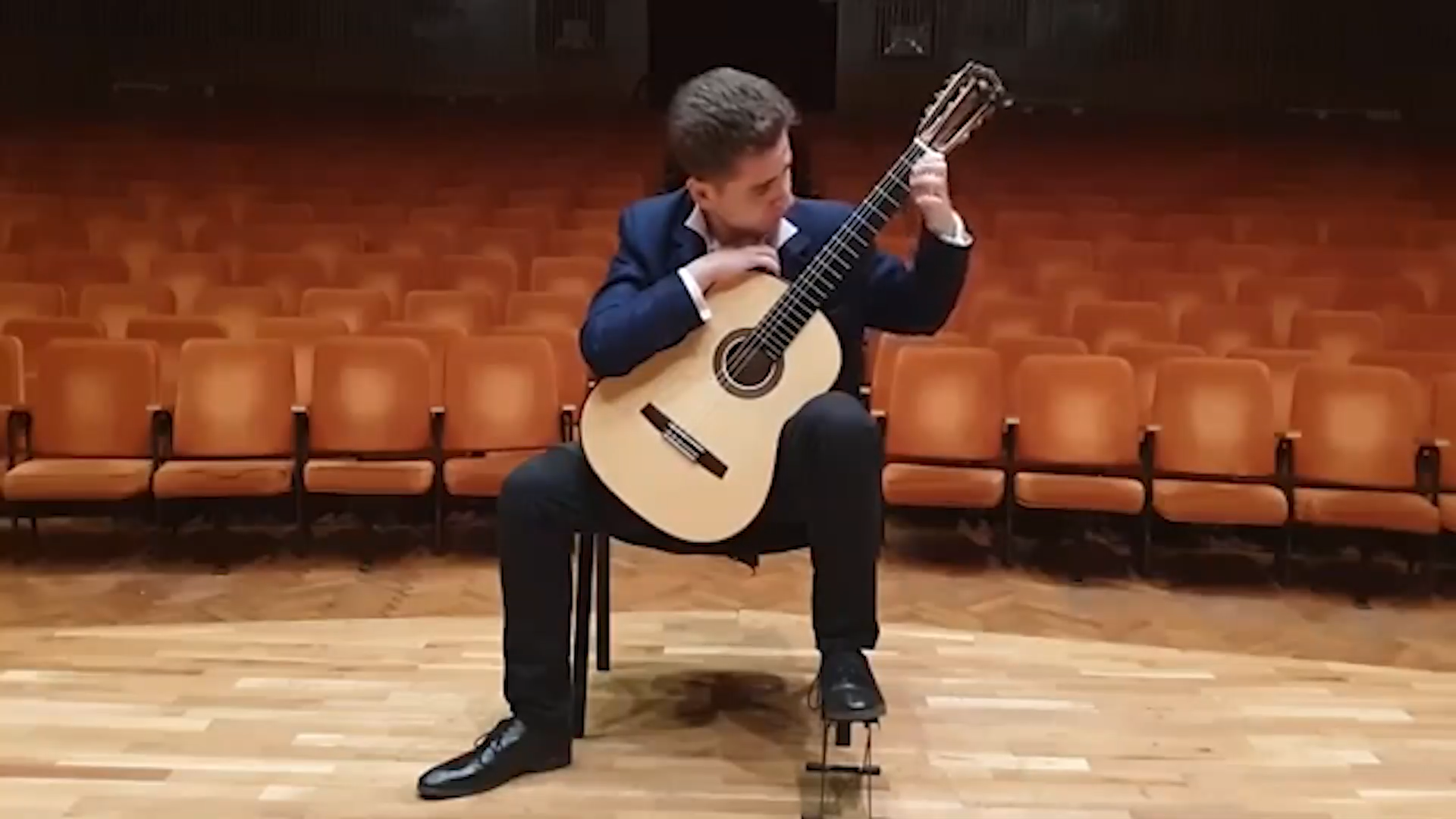 Un tânăr din România este marea speranţă a chitării clasice în Europa. Nu are banii necesari pentru a îşi cumpăra o chitară performantă