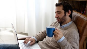 INS: Bărbații folosesc mai des internetul decât femeile