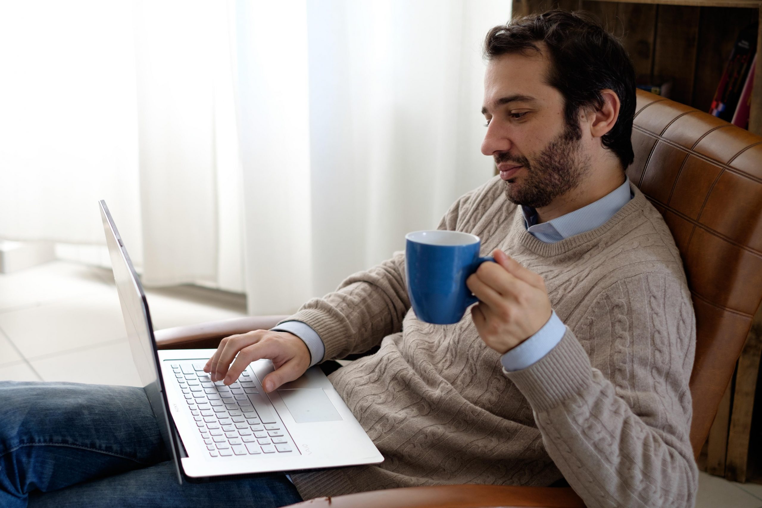 Bărbații sunt mai conectați la internet decât femeile, în România