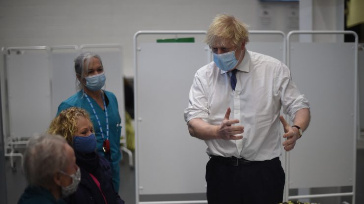 Boris Johnson vrea vaccinare non-stop pentru oamenii din Marea Britanie. De ce s-au schimbat planurile