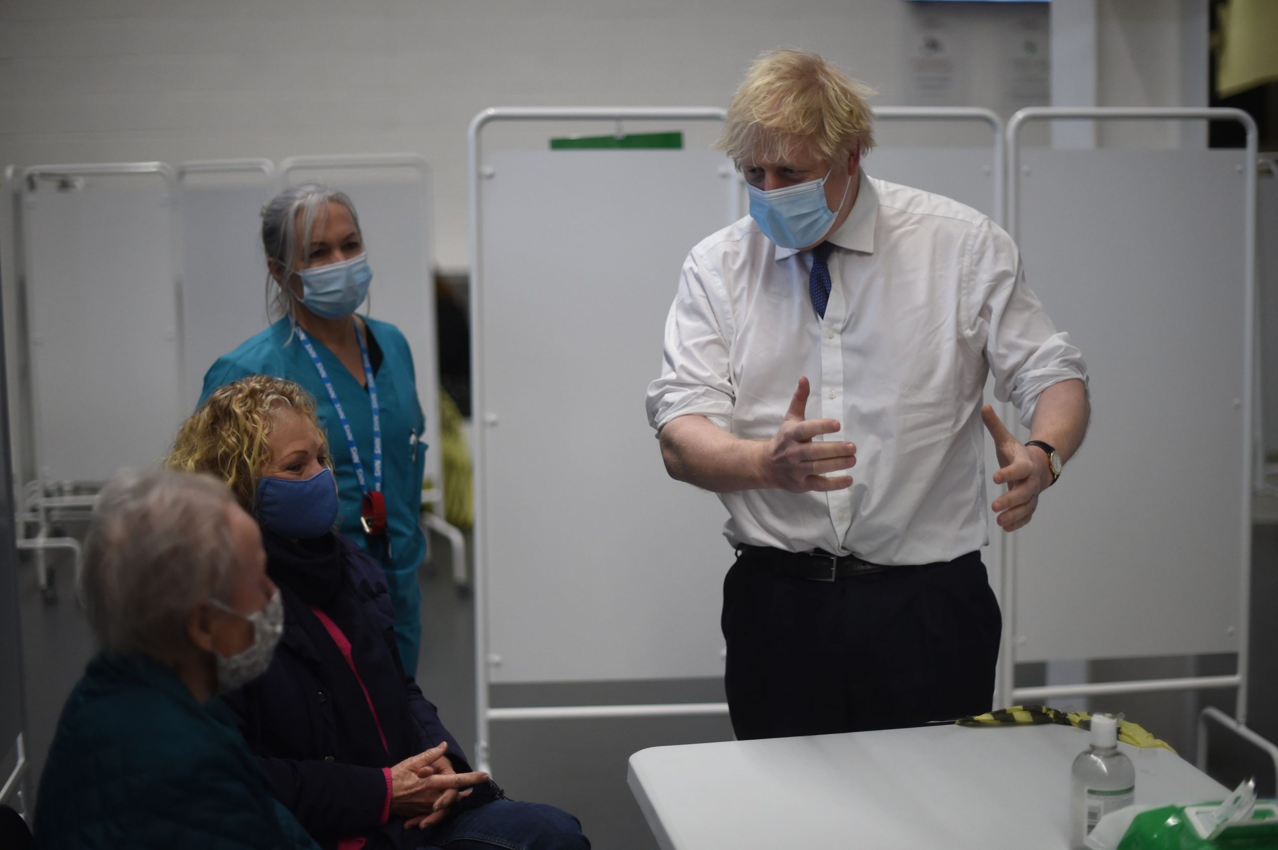 Boris Johnson vrea vaccinare non-stop pentru oamenii din Marea Britanie. De ce s-au schimbat planurile