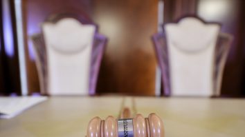 CCR: Semnăturile la o moţiune de cenzură pot fi depuse în orice formă. USR PLUS: Se confirmă blatul PNL-PSD, un grav atac la adresa Constituţiei