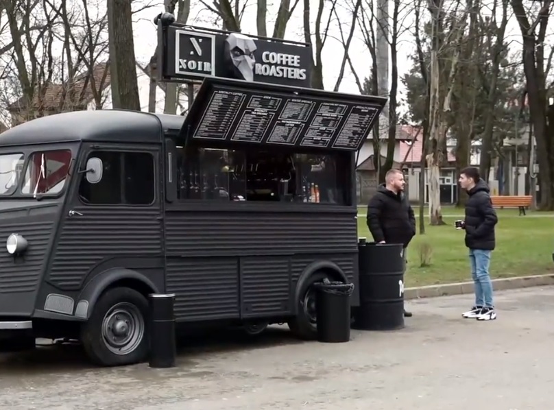 Investiţii smart, în plină pandemie. Cum a luat naştere primul Coffee to Go pe roţi din Iaşi