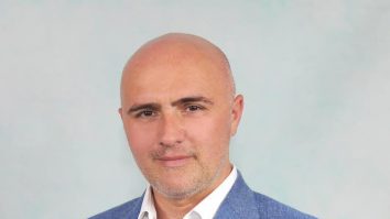 Un deputat AUR a trecut în CV că ştie să folosească telefonul mobil