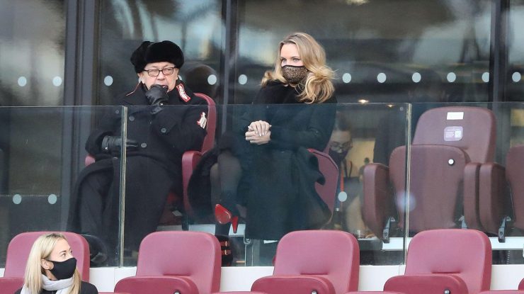 emma-benton-hughes-west-ham-united-london-fotbal-premier-league-director-actrita-porno