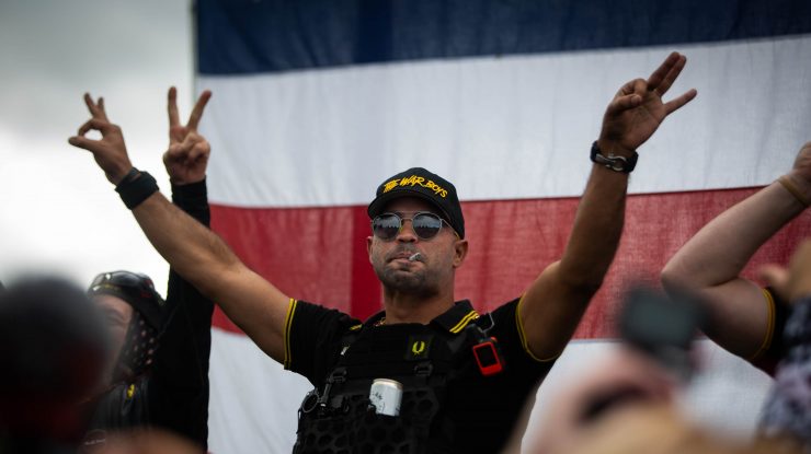 SUA: Liderul Proud Boy a fost reținut pentru arderea unui steag Black Lives Matter