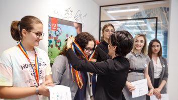 Un grup de liceene, inspirat de cazul Caracal, au creat o aplicație care le sare în ajutor femeilor aflate în pericol