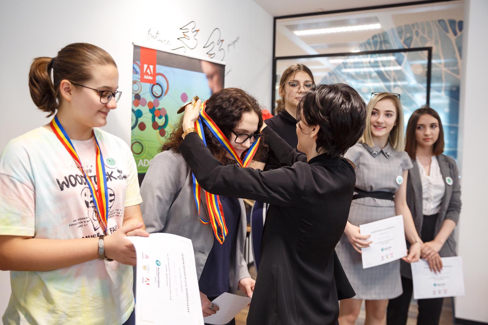 Un grup de liceene, inspirat de cazul Caracal, au creat o aplicație care le sare în ajutor femeilor aflate în pericol