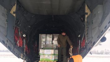 Materiale sanitare din Qatar, aduse cu o aeronavă militară: 250 de mii de seringi și 100 de mii de ace