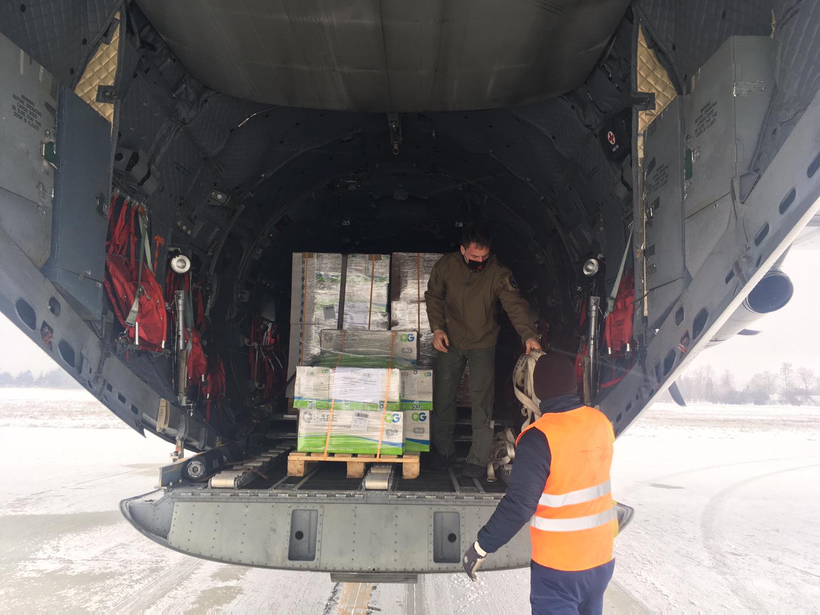 Materiale sanitare din Qatar, aduse cu o aeronavă militară: 250 de mii de seringi și 100 de mii de ace