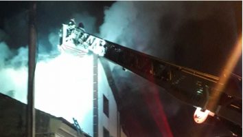 FOTO. O pensiune din Mehedinți, cuprinsă de flăcări. 11 persoane au reușit să iasă la timp