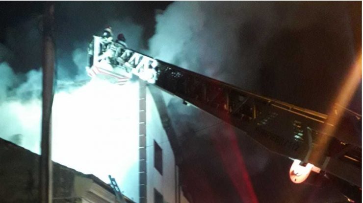 FOTO. O pensiune din Mehedinți, cuprinsă de flăcări. 11 persoane au reușit să iasă la timp