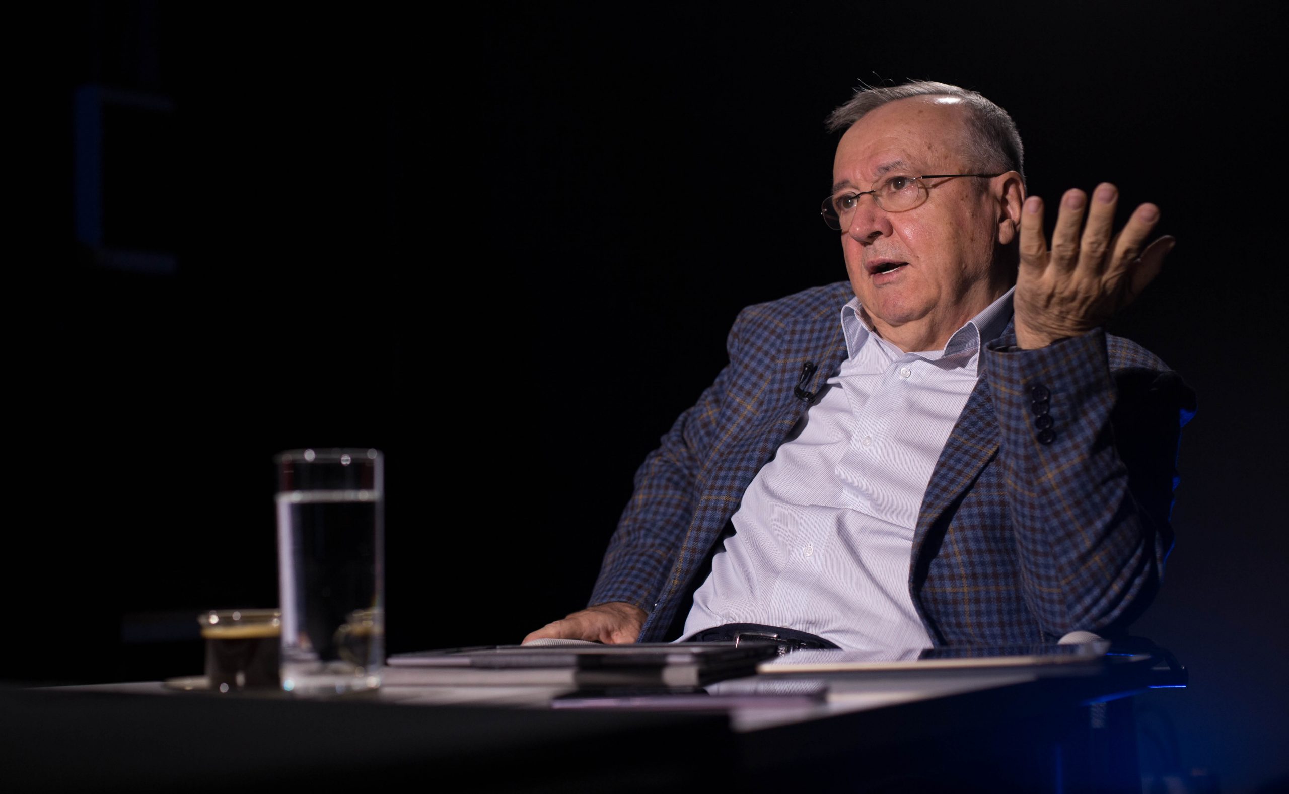 Ion Cristoiu: Chiar nu vede Klaus Iohannis că împotriva sa a fost pusă la cale o Conspiraţie având drept ţel plecarea de la Cotroceni, fie prin demisie, fie prin suspendare?!