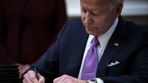 Joe-Biden-semnând-primele-decizii