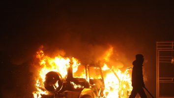 Obiceiuri de Revelion: în Franța și Olanda sunt incendiate mașini la întâmplare