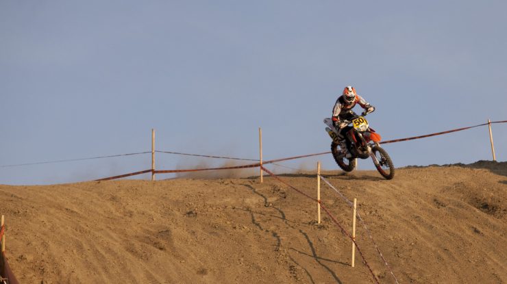 Raliul de la Dakar începe mâine. România este reprezentată de Mani Gyenes, cel care a devenit o legendă a competiției