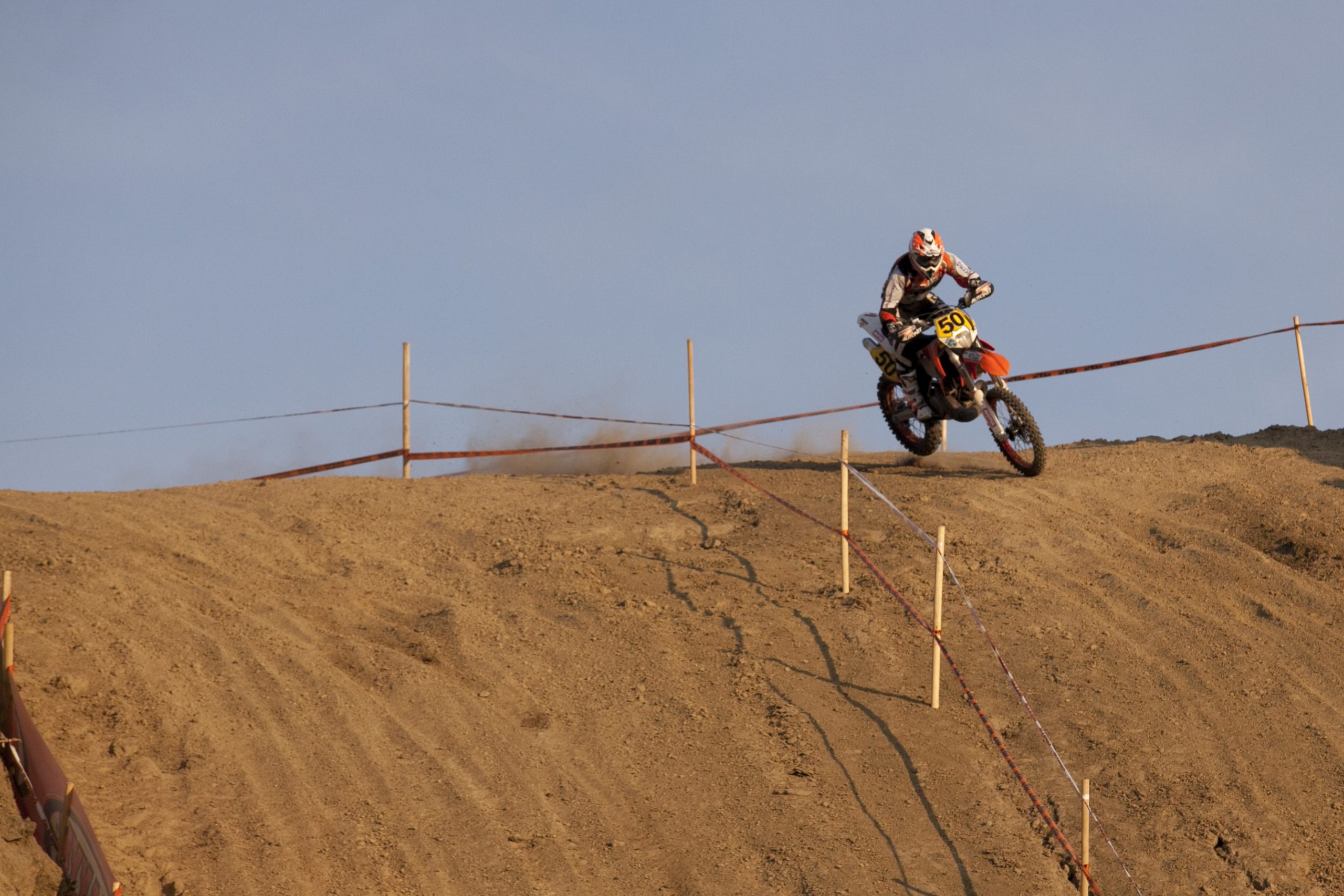 Raliul de la Dakar începe mâine. România este reprezentată de Mani Gyenes, cel care a devenit o legendă a competiției