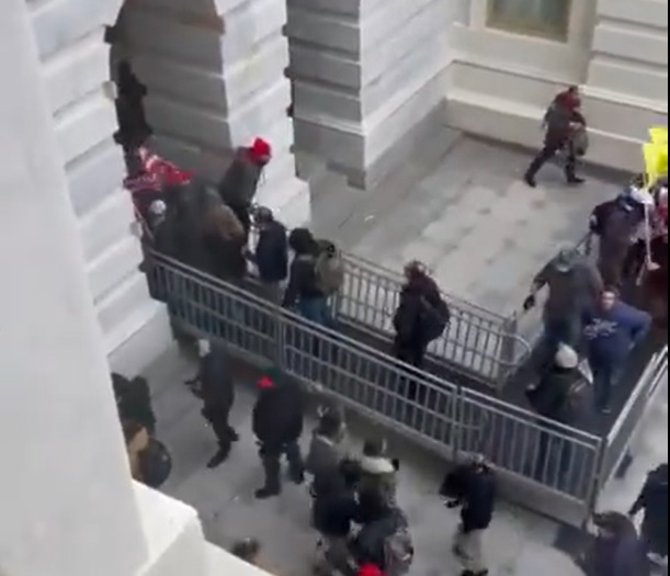 Momentul „T zero”, când suporterii lui Trump au spart blocada poliției