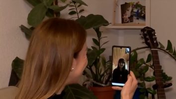 Revelion de la distanță. Vecinii și-au spus la mulți ani de la balcon: „Este primul an pe care îl petrec departe de casă”