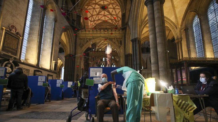 Marea Britanie vaccinează 140 de oameni pe minut: „Merge bine, situația se va îmbunătăți”