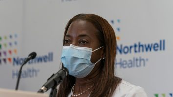 Prima persoană vaccinată în SUA a primit a doua doză de vaccin. Asistenta spune că nu a avut efecte secundare