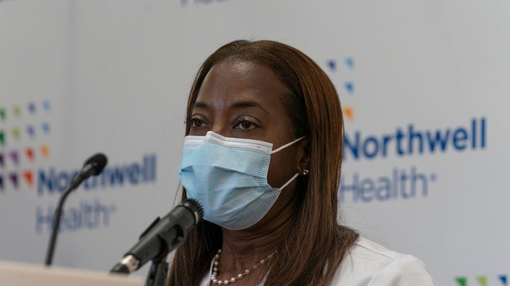 Prima persoană vaccinată în SUA a primit a doua doză de vaccin. Asistenta spune că nu a avut efecte secundare