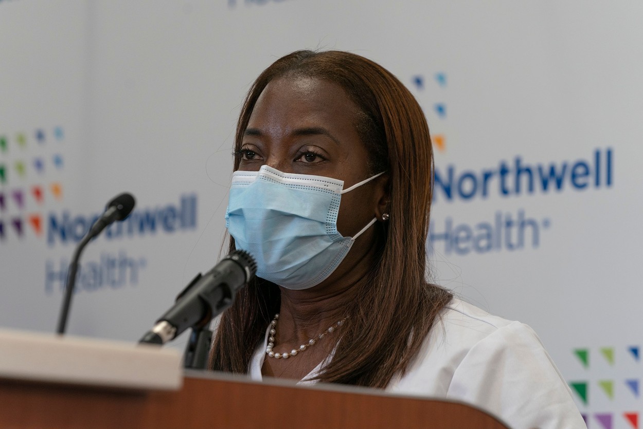 Prima persoană vaccinată în SUA a primit a doua doză de vaccin. Asistenta spune că nu a avut efecte secundare