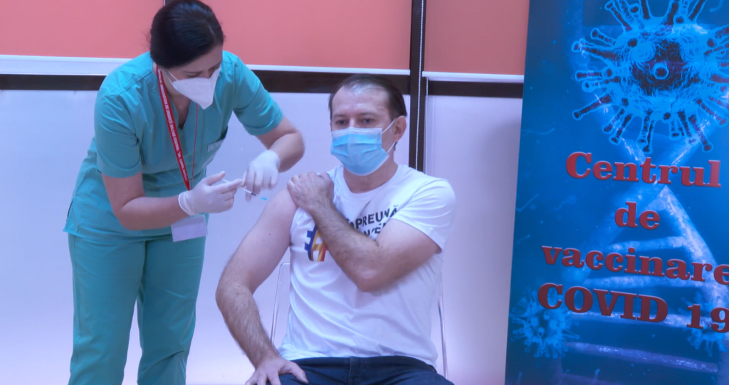 Premierul Florin Cîțu s-a vaccinat anti-COVID, în direct, la Spitalul Universitar de Urgență Militar Central ”Dr. Carol Davila”