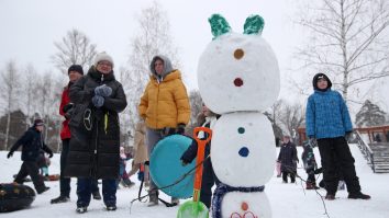Festival de iarnă inedit în Rusia. Au fost construiți 25 de oameni de zăpadă