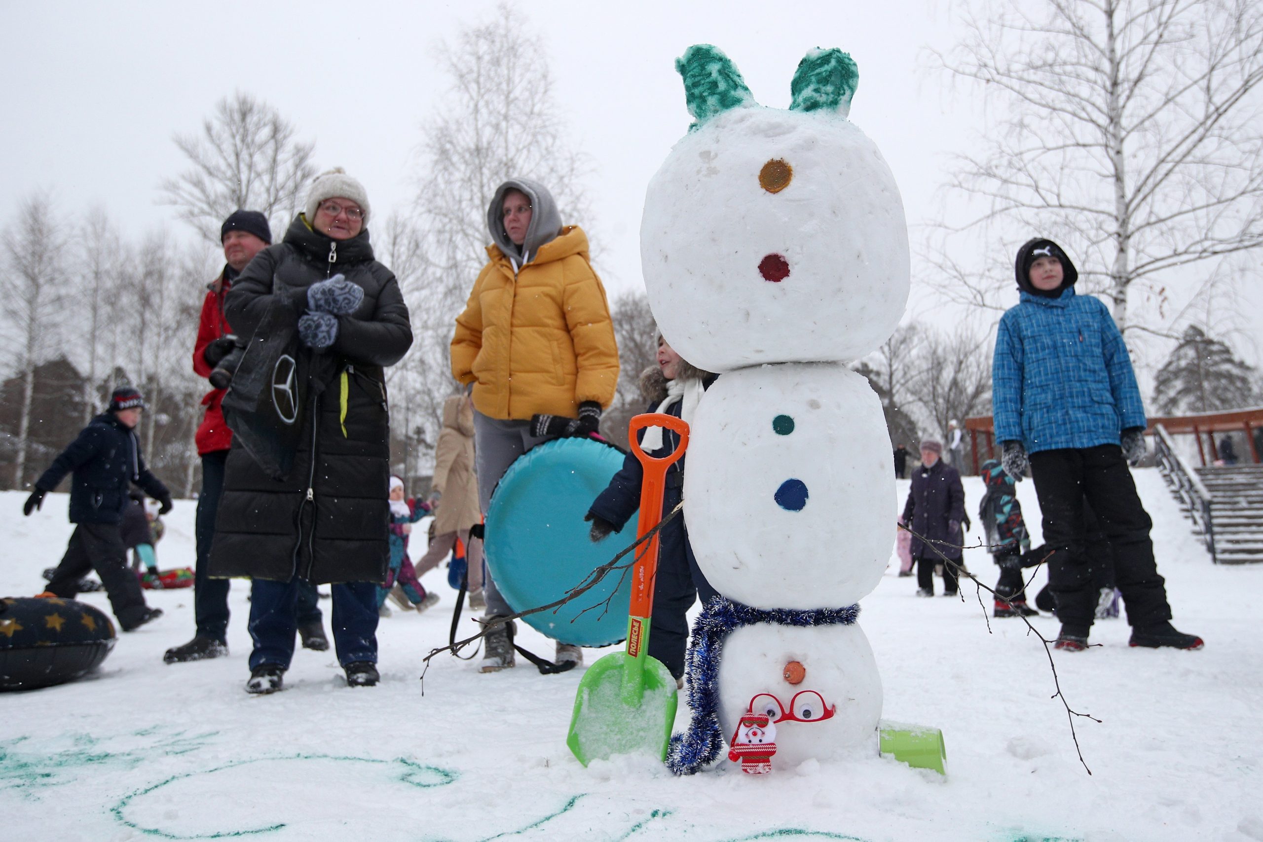 Festival de iarnă inedit în Rusia. Au fost construiți 25 de oameni de zăpadă